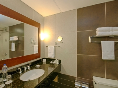 bathroom 1 - hotel doubletree el prado by hilton - lima, peru