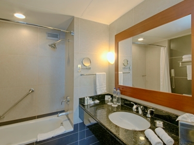 bathroom 2 - hotel doubletree el prado by hilton - lima, peru