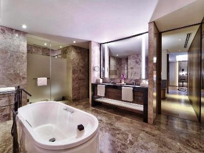 bathroom - hotel conrad - manila, philippines