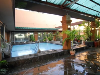 outdoor pool - hotel bayview park - manila, philippines