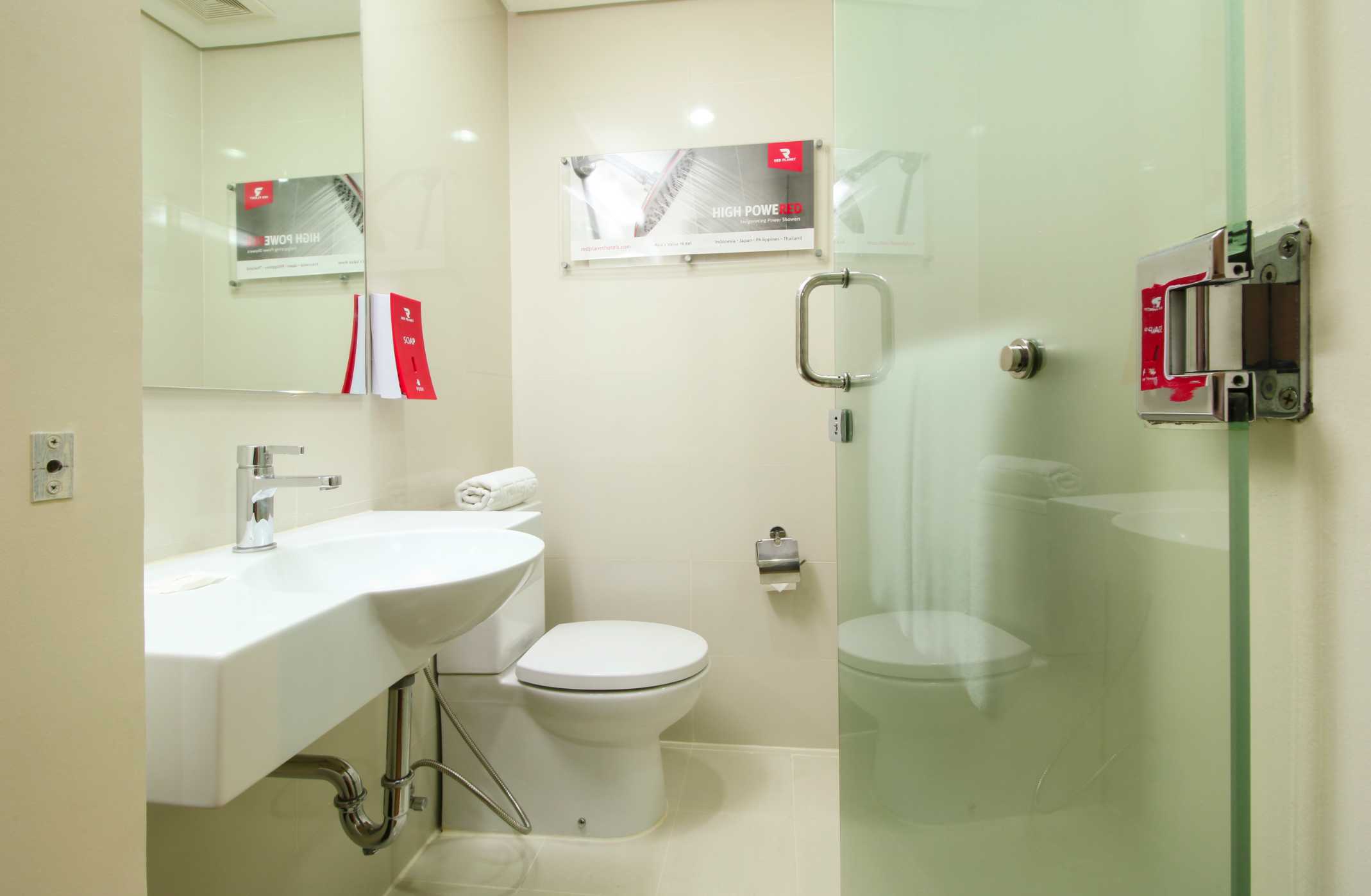 bathroom - hotel red planet davao - davao, philippines