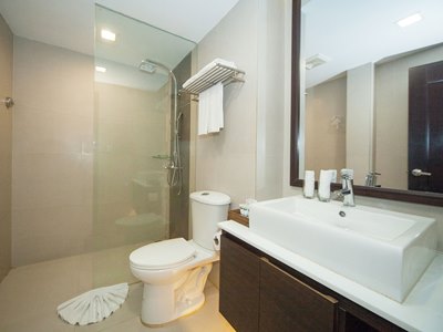 bathroom 2 - hotel fairways and bluewater boracay - boracay island, philippines