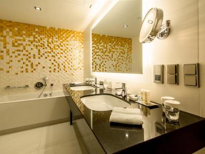 bathroom - hotel doubletree by hilton lodz - lodz, poland