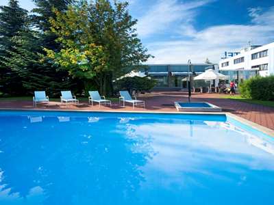outdoor pool - hotel novotel poznan malta - poznan, poland