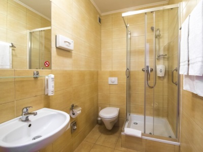 bathroom - hotel best western portos - warsaw, poland
