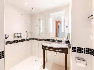 bathroom - hotel hampton by hilton warsaw airport - warsaw, poland