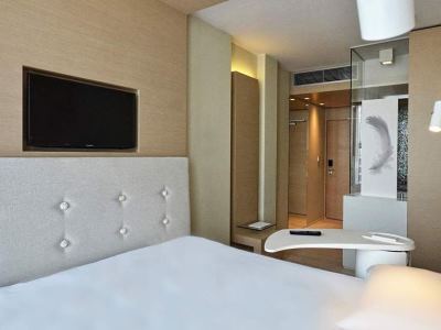 bedroom - hotel sound garden - warsaw, poland