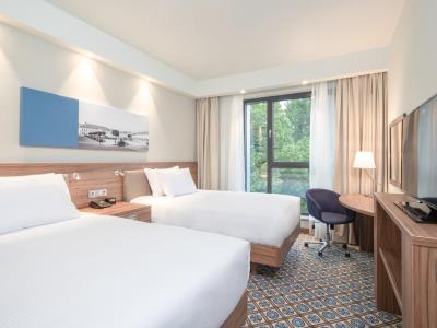 bedroom - hotel hampton by hilton oswiecim - oswiecim, poland