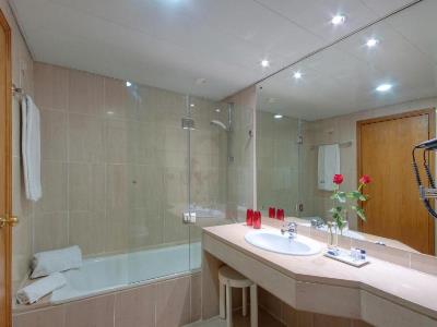 bathroom - hotel coimbra aeminium affiliated by melia - coimbra, portugal
