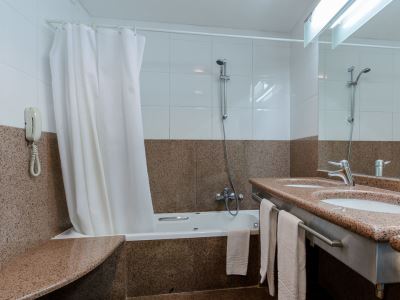 bathroom - hotel alvorada - estoril, portugal