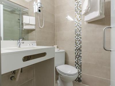 bathroom - hotel hotel lx rossio - lisbon, portugal