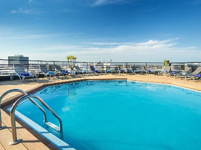 outdoor pool - hotel holiday inn lisbon - lisbon, portugal