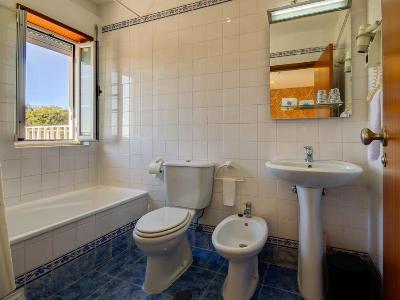 bathroom - hotel avenida park - lisbon, portugal