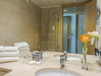 bathroom - hotel hf ipanema - porto, portugal