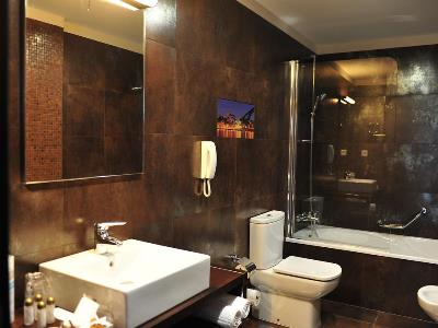 bathroom - hotel axis porto business and spa - porto, portugal
