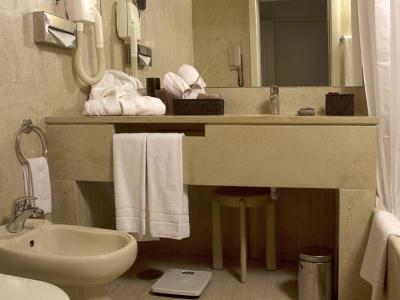 bathroom - hotel black tulip porto - vila nova de gaia, portugal
