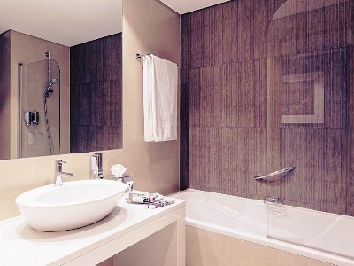 bathroom - hotel mercure lisboa almada - almada, portugal