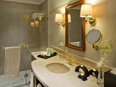bathroom - hotel warwick doha - doha, qatar