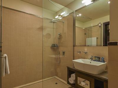 bathroom - hotel safir doha - doha, qatar