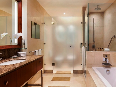 bathroom - hotel jw marriott marquis city center doha - doha, qatar