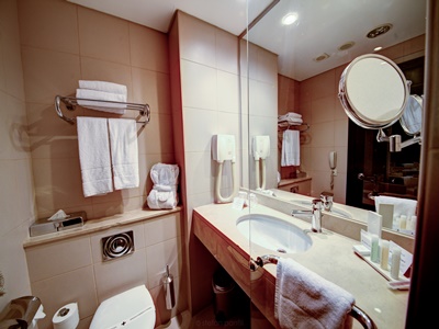 bathroom - hotel leonardo bucharest city center - bucharest, romania
