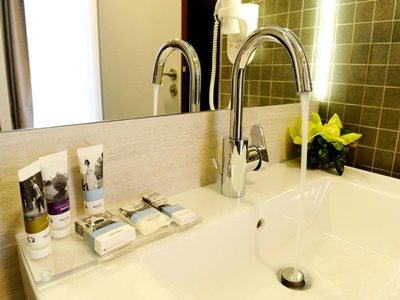 bathroom - hotel mercure bucharest city center - bucharest, romania