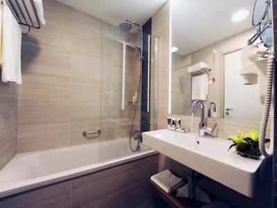 bathroom 1 - hotel mercure bucharest city center - bucharest, romania