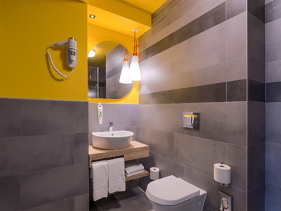 bathroom 1 - hotel ibis styles bucharest erbas - bucharest, romania