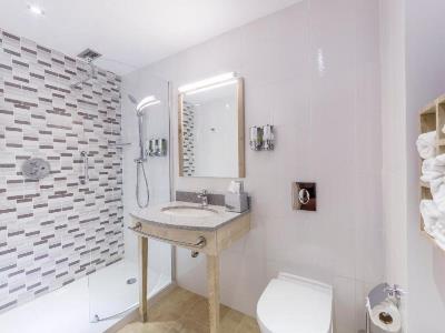 bathroom - hotel hampton by hilton - iasi, romania