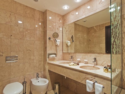 bathroom 1 - hotel hilton sibiu - sibiu, romania
