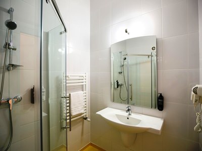 bathroom - hotel ibis styles dunarea galati - galati, romania