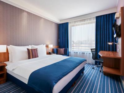 bedroom - hotel holiday inn express belgrade - city - belgrade, serbia