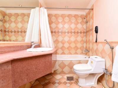 bathroom - hotel capital o 419 al safeer - riyadh, saudi arabia