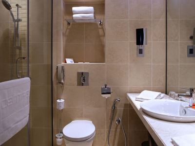 bathroom - hotel centro shaheen - jeddah, saudi arabia