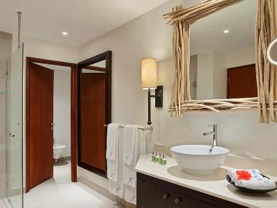 bathroom 2 - hotel kempinski seychelles resort baie lazare - mahe, seychelles