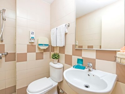 bathroom - hotel 81 geylang - singapore, singapore