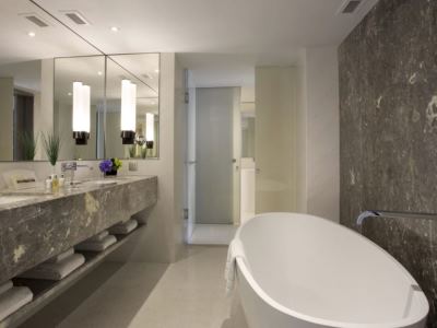 bathroom 1 - hotel carlton singapore - singapore, singapore