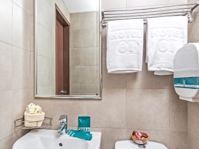 bathroom 1 - hotel 81 balestier - singapore, singapore
