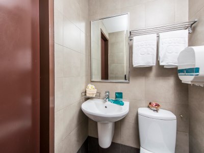 bathroom 2 - hotel 81 balestier - singapore, singapore