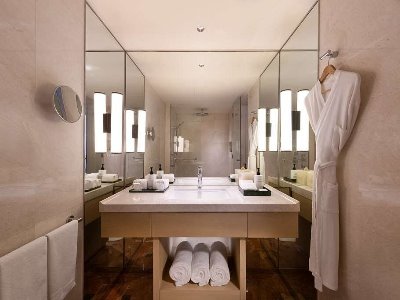 bathroom - hotel conrad singapore orchard - singapore, singapore