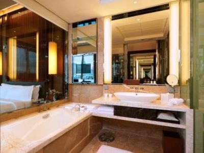 bathroom - hotel fullerton bay - singapore, singapore