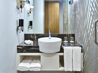 bathroom - hotel holiday inn express singapore orchard rd - singapore, singapore