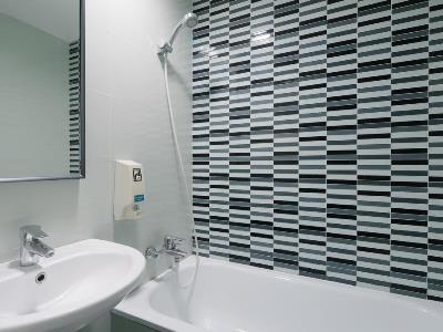 bathroom - hotel 81 changi - singapore, singapore