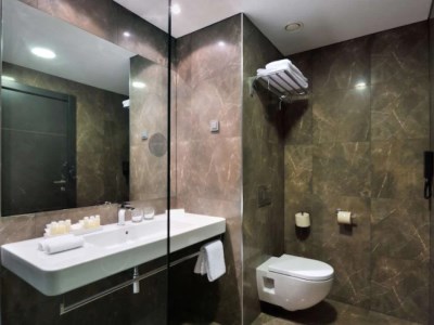 bathroom - hotel radisson blu plaza - ljubljana, slovenia