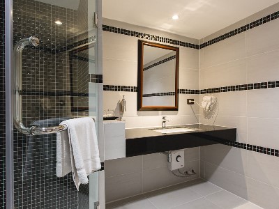 bathroom - hotel adelphi - pattaya, thailand