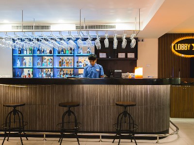 bar - hotel adelphi - pattaya, thailand