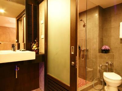 bathroom - hotel sunbeam - pattaya, thailand