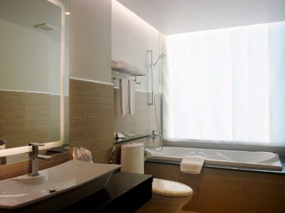 bathroom - hotel aiyara grand - pattaya, thailand