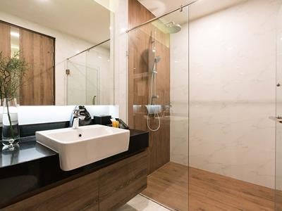 bathroom 1 - hotel acqua - pattaya, thailand