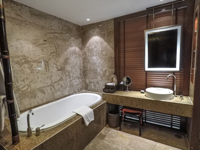 bathroom 1 - hotel centara grand beach resort and villas - krabi, thailand